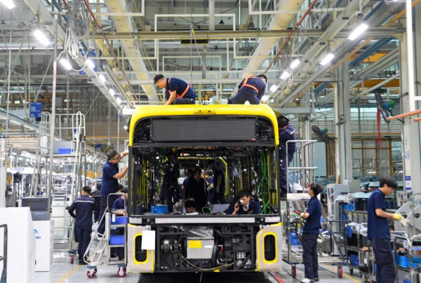 配资网 潍柴动力稳坐头把交椅，中国重汽新能源重卡销量同比增220.3%，商用车企业半年报发布，新能源重卡销量暴增195%